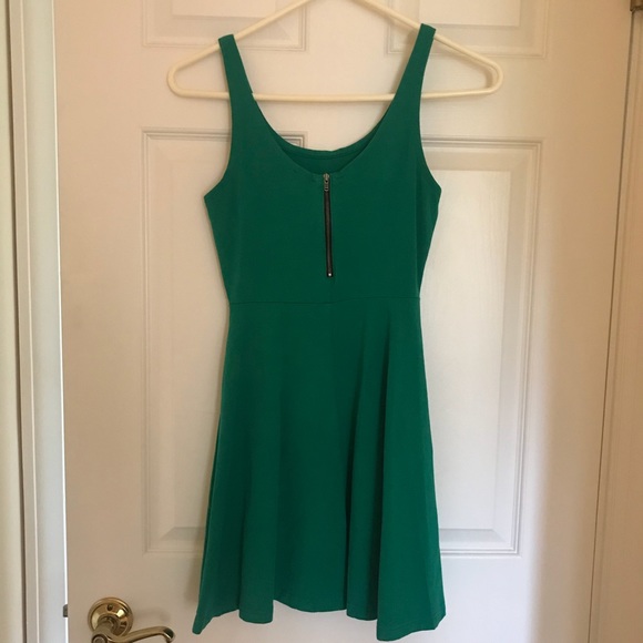 Flattering Tight Skater Dress With Zipper Closure - Picture 4 of 6
